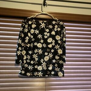 Sale-Floral 3 1/4 sleeve blouse. Wide neckline. Women’s Large.